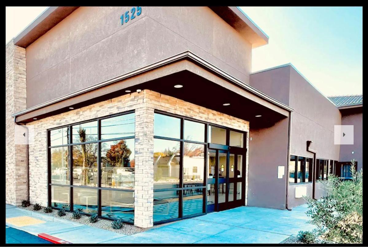 Ramada By Wyndham Modesto Yosemite Area Hotel Exterior photo