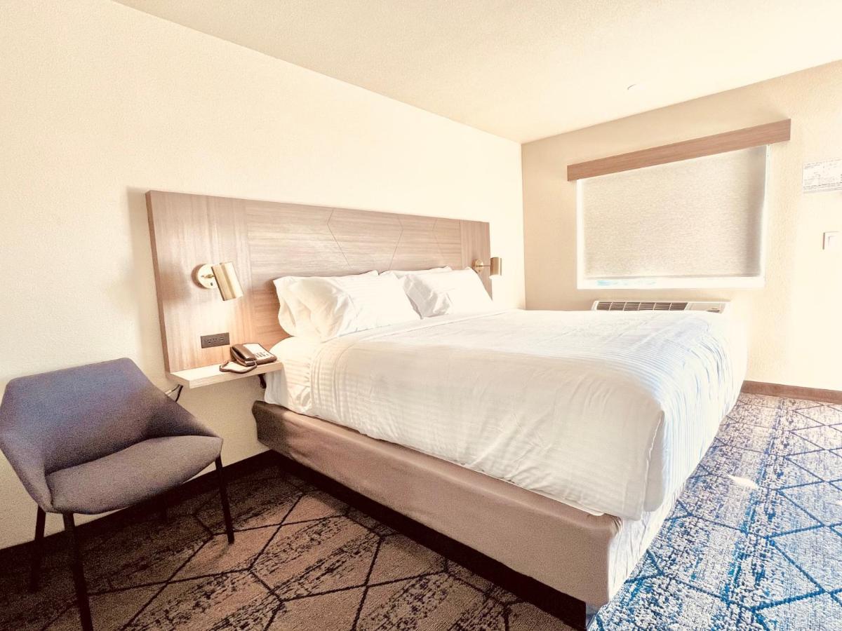 Ramada By Wyndham Modesto Yosemite Area Hotel Exterior photo
