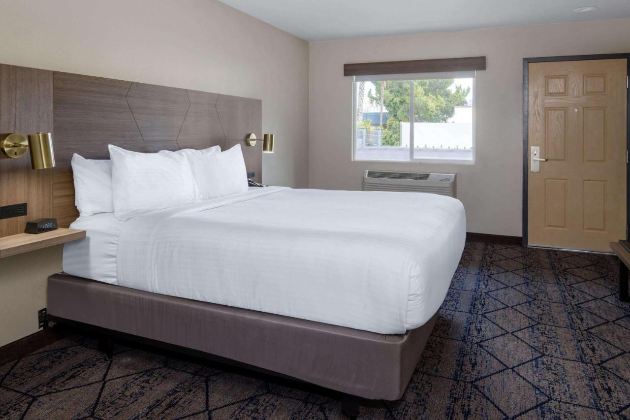 Ramada By Wyndham Modesto Yosemite Area Hotel Exterior photo
