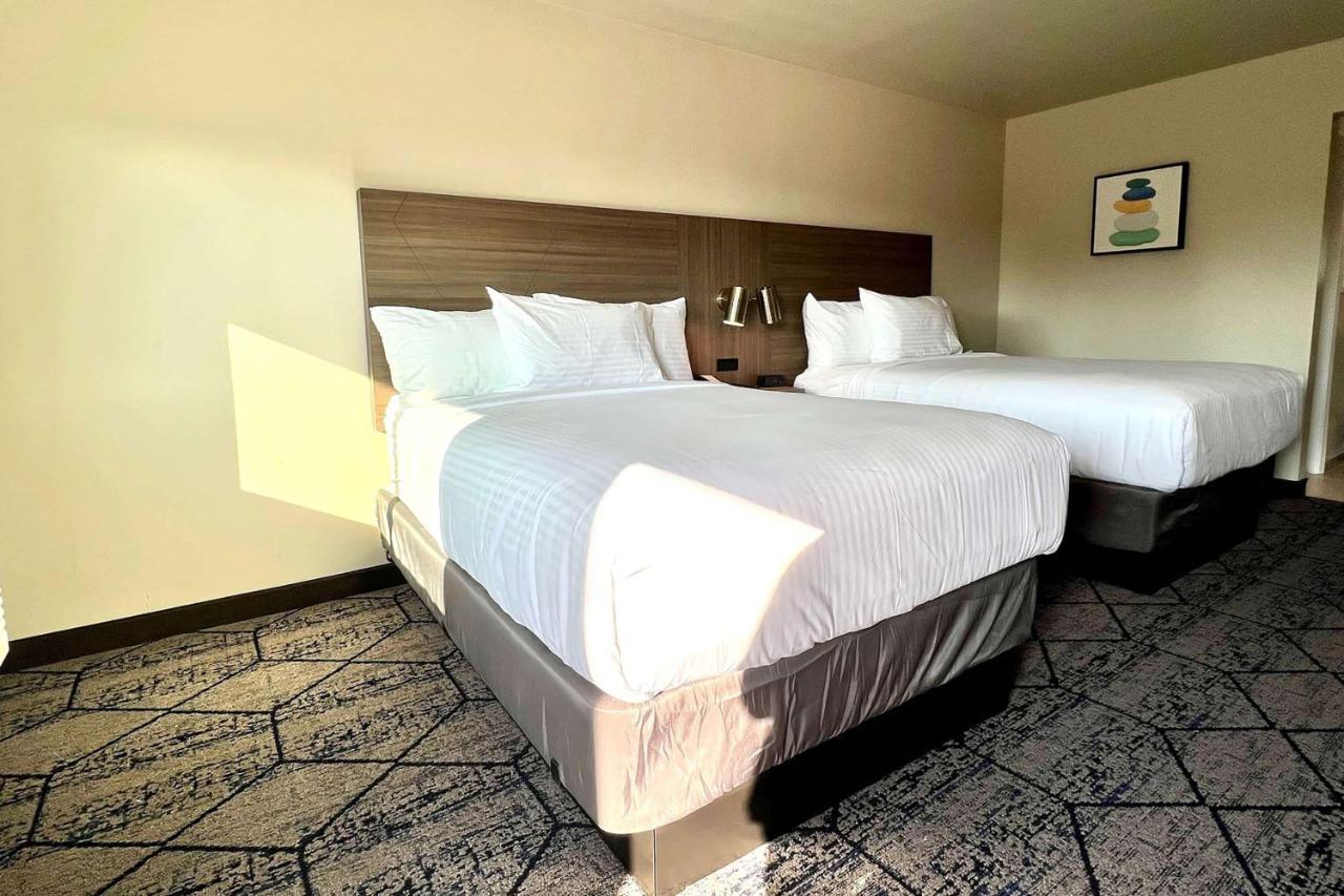 Ramada By Wyndham Modesto Yosemite Area Hotel Exterior photo