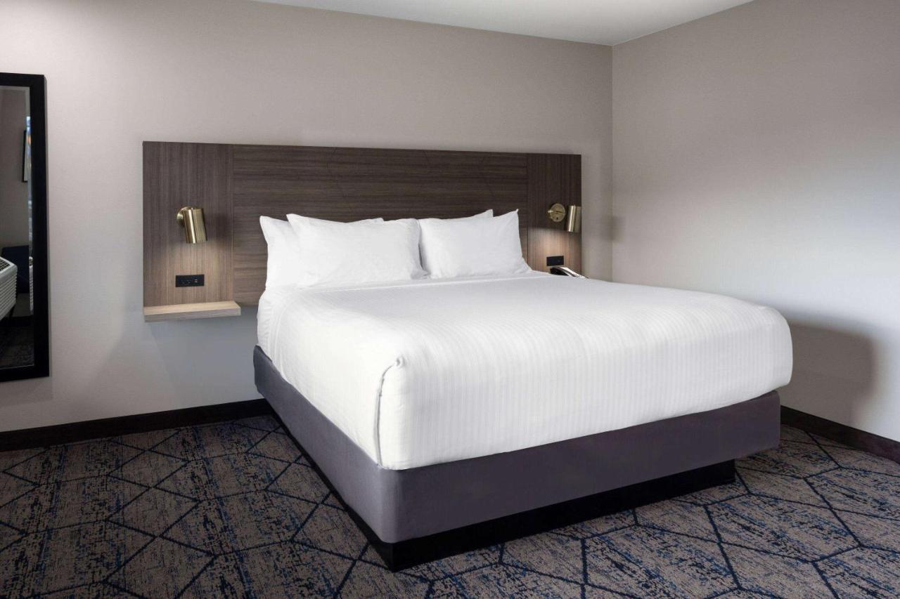 Ramada By Wyndham Modesto Yosemite Area Hotel Exterior photo