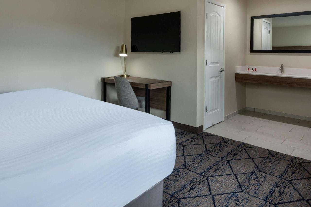 Ramada By Wyndham Modesto Yosemite Area Hotel Exterior photo