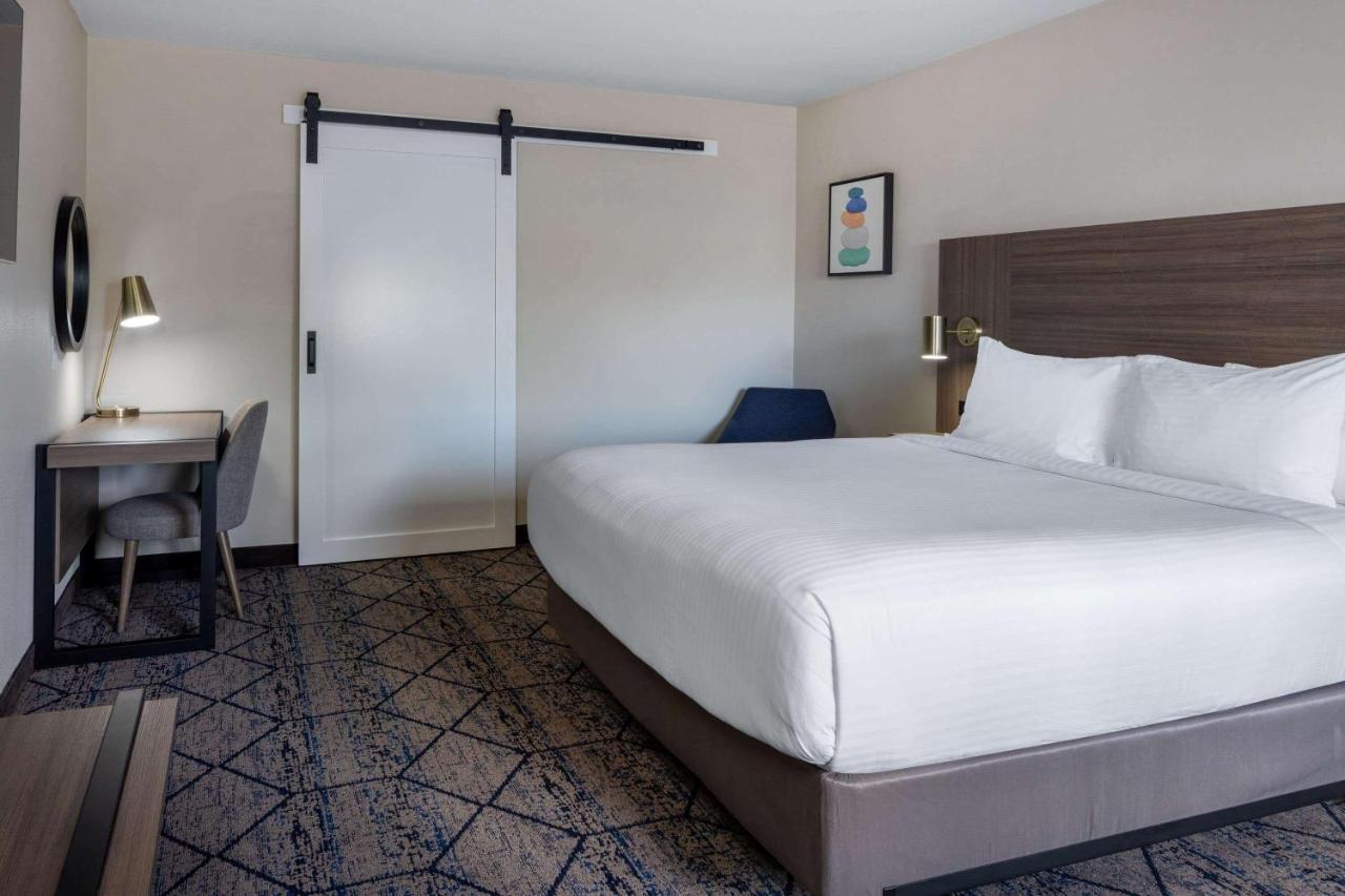 Ramada By Wyndham Modesto Yosemite Area Hotel Exterior photo