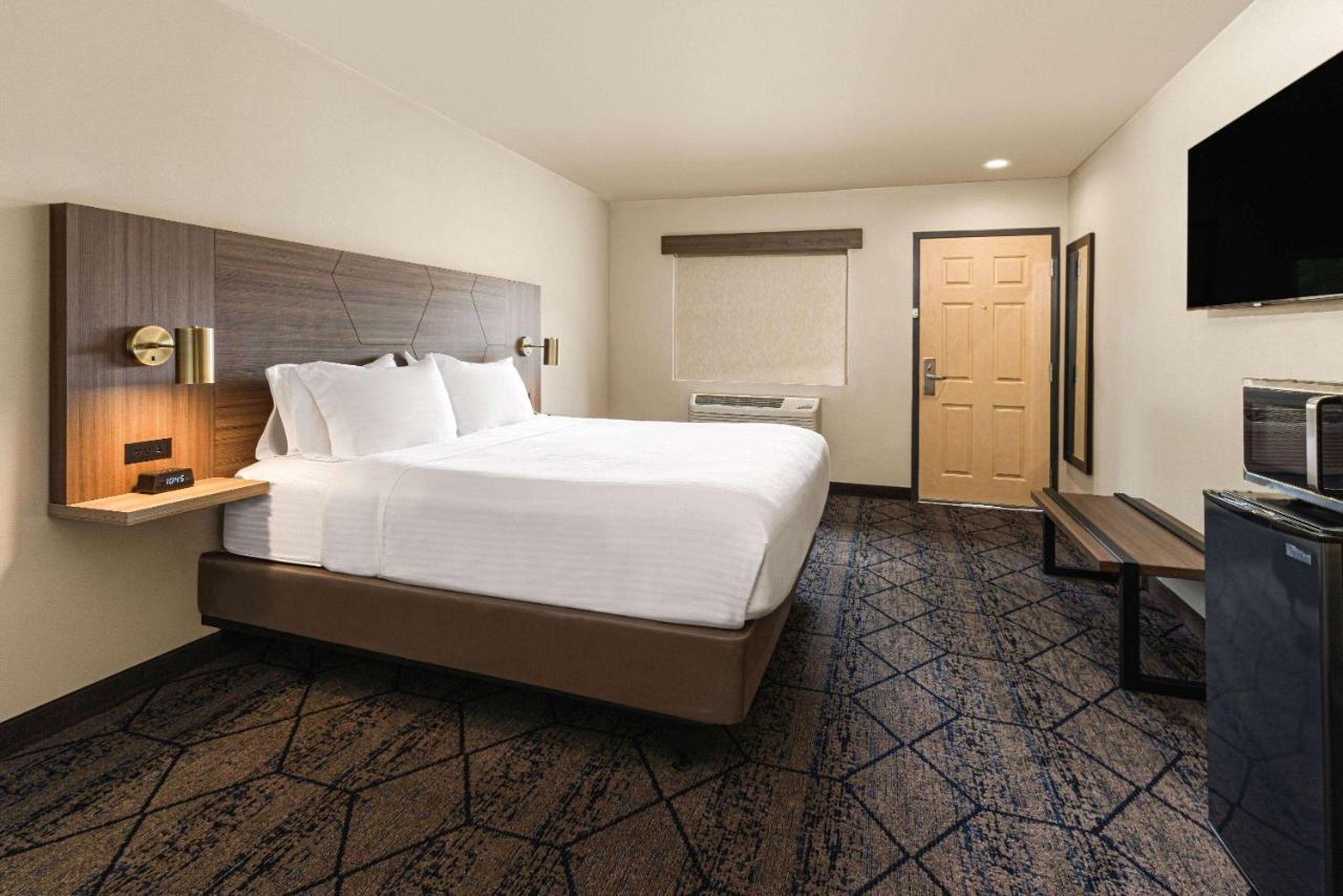 Ramada By Wyndham Modesto Yosemite Area Hotel Exterior photo