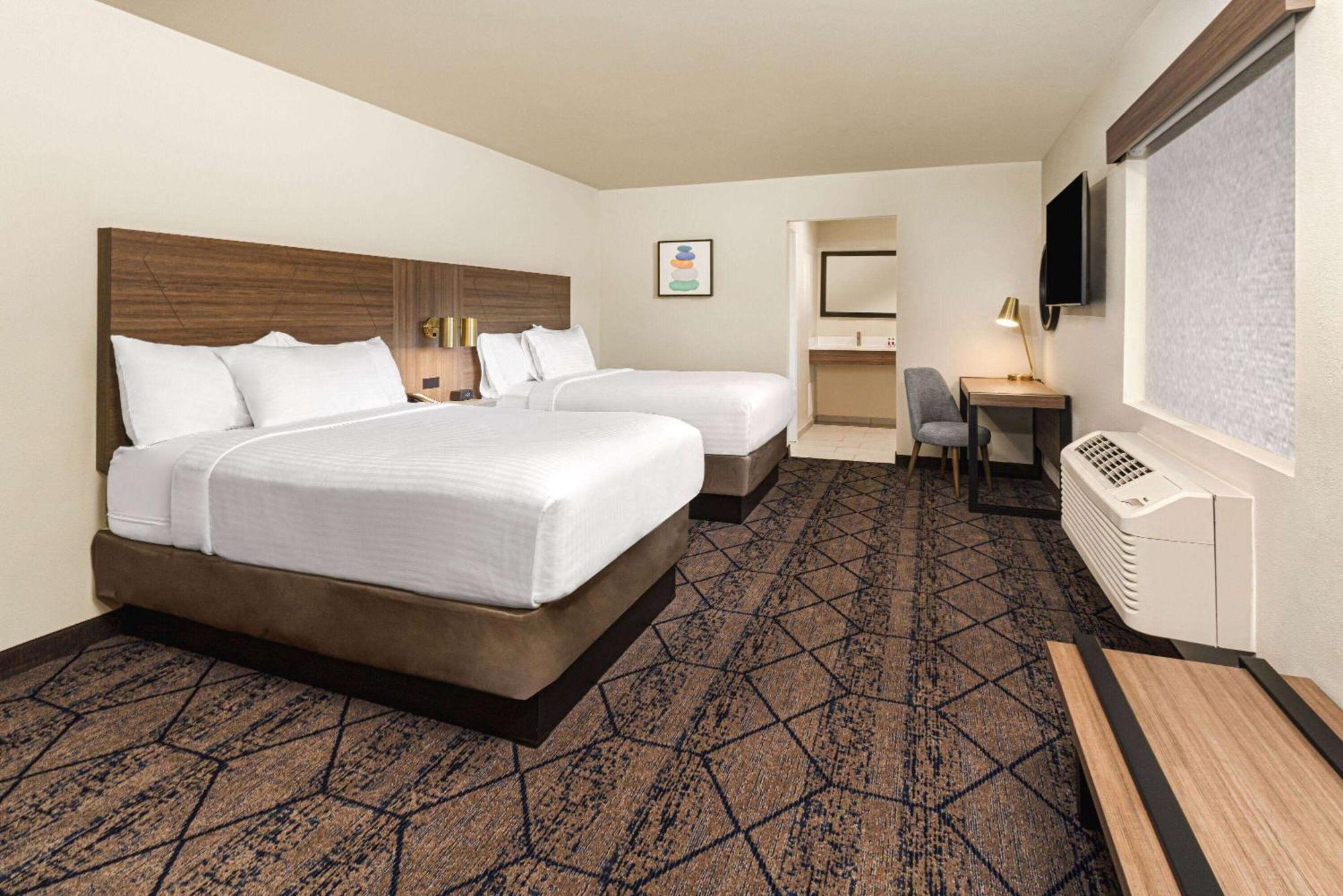 Ramada By Wyndham Modesto Yosemite Area Hotel Exterior photo