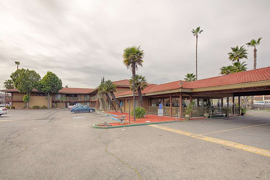 Ramada By Wyndham Modesto Yosemite Area Hotel Exterior photo