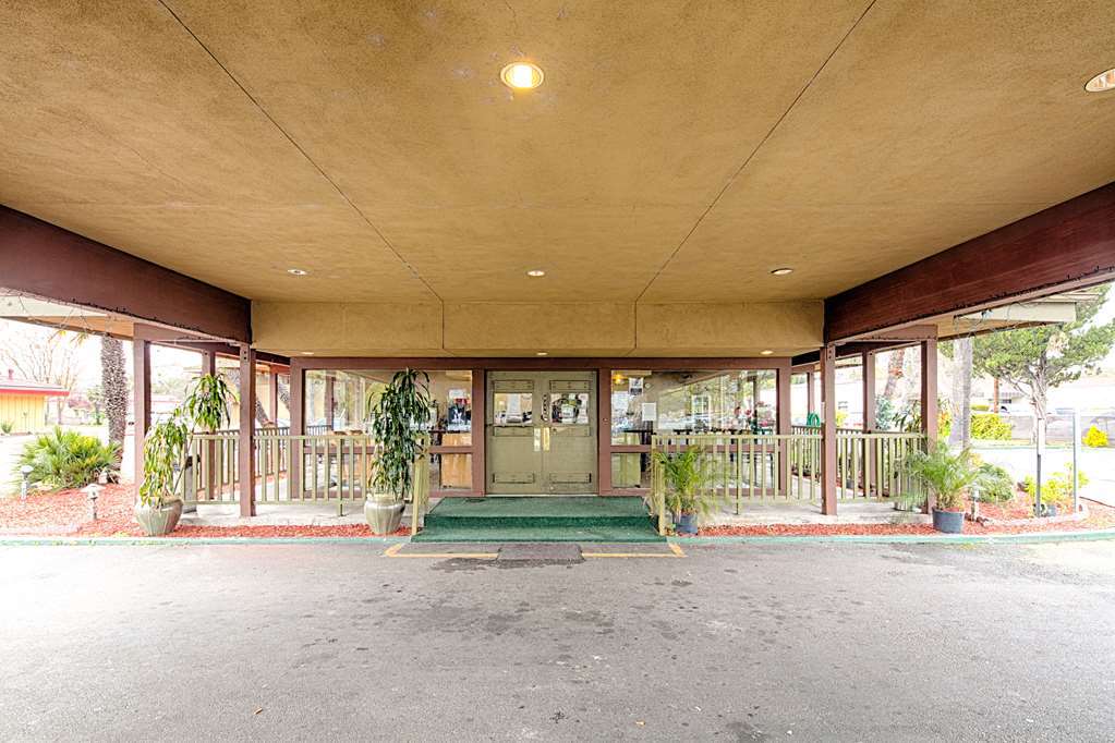 Ramada By Wyndham Modesto Yosemite Area Hotel Exterior photo