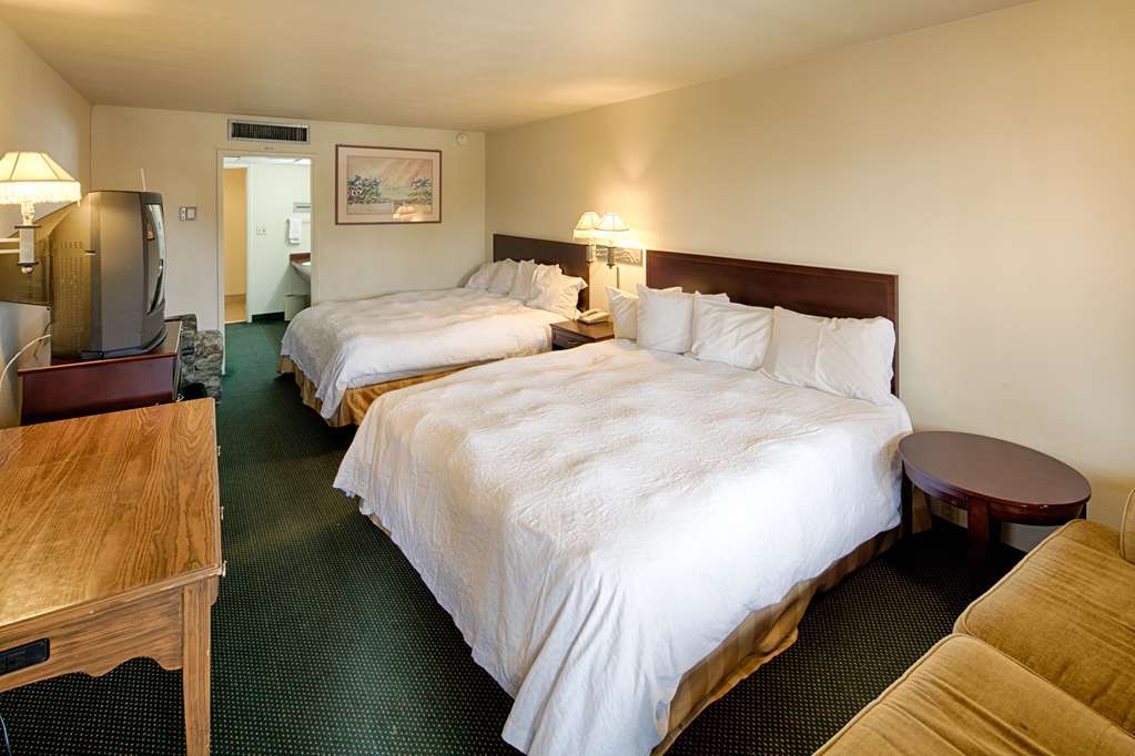 Ramada By Wyndham Modesto Yosemite Area Hotel Room photo