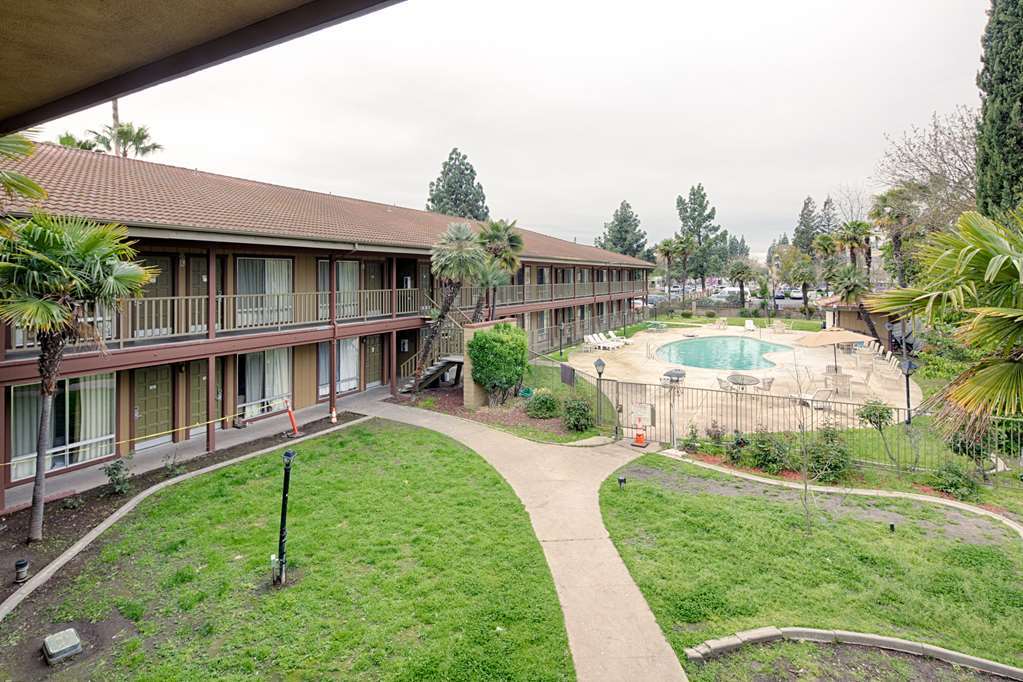 Ramada By Wyndham Modesto Yosemite Area Hotel Exterior photo