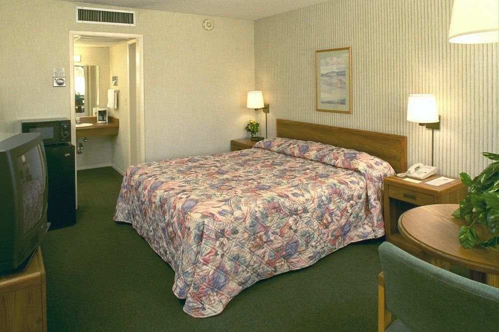 Ramada By Wyndham Modesto Yosemite Area Hotel Exterior photo
