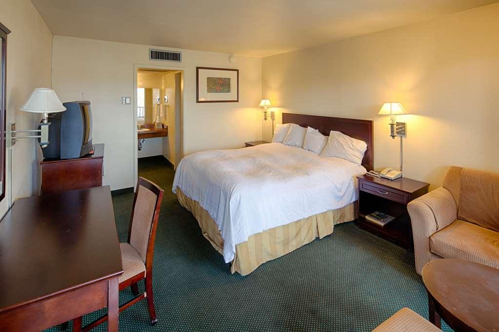 Ramada By Wyndham Modesto Yosemite Area Hotel Room photo