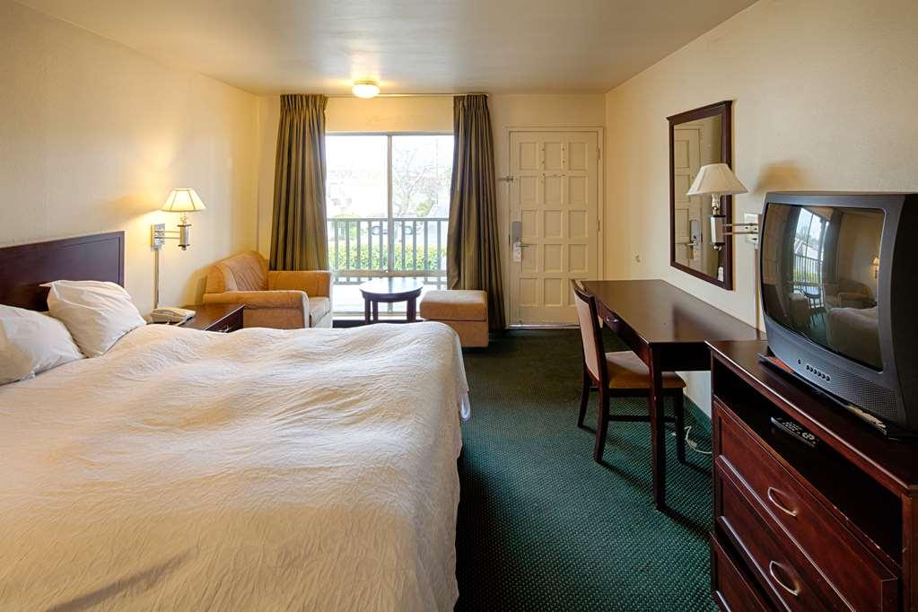 Ramada By Wyndham Modesto Yosemite Area Hotel Room photo