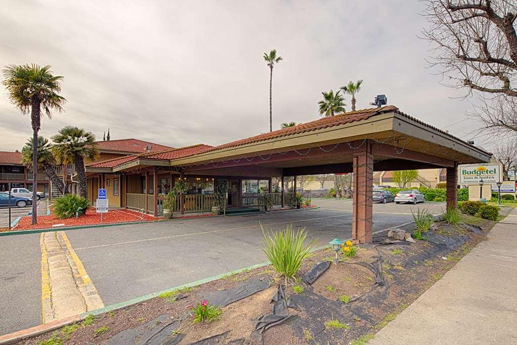 Ramada By Wyndham Modesto Yosemite Area Hotel Exterior photo